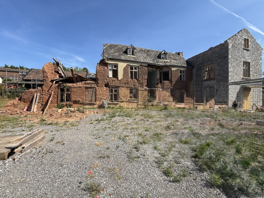 Lot: 198 - FORMER HISTORIC SITE FOR RESIDENTIAL DEVELOPMENT WITH PLANNING FOR SEVEN DWELLINGS - View to Coach House and Vicarage